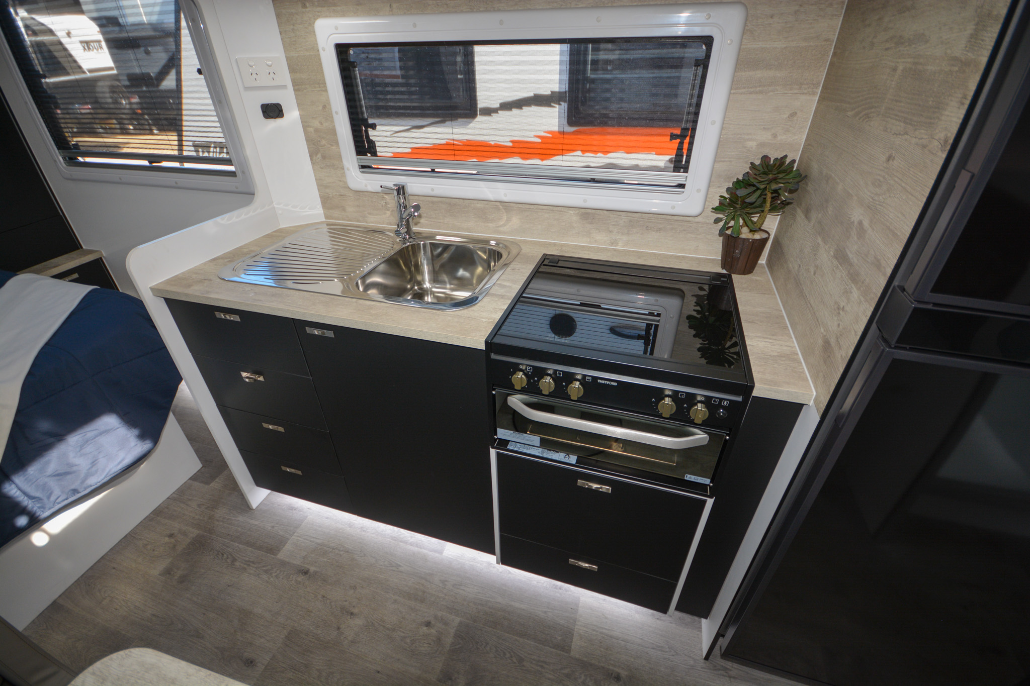Carousel Popup Thumnails 27 - 2025 Windsor Genesis 176RD