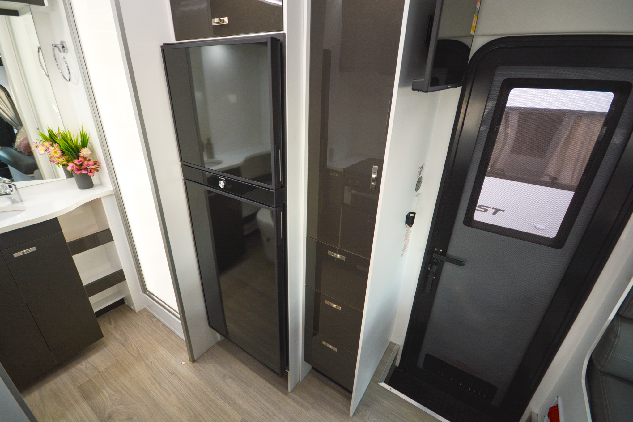 Carousel Popup Thumnails 17 - 2024 Windsor Daintree Renault 2 Berth