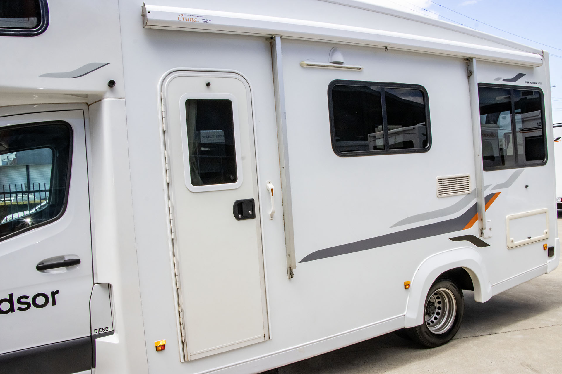Carousel Popup Thumnails 10 - 2021 Windsor River Platinum M725 6 Berth