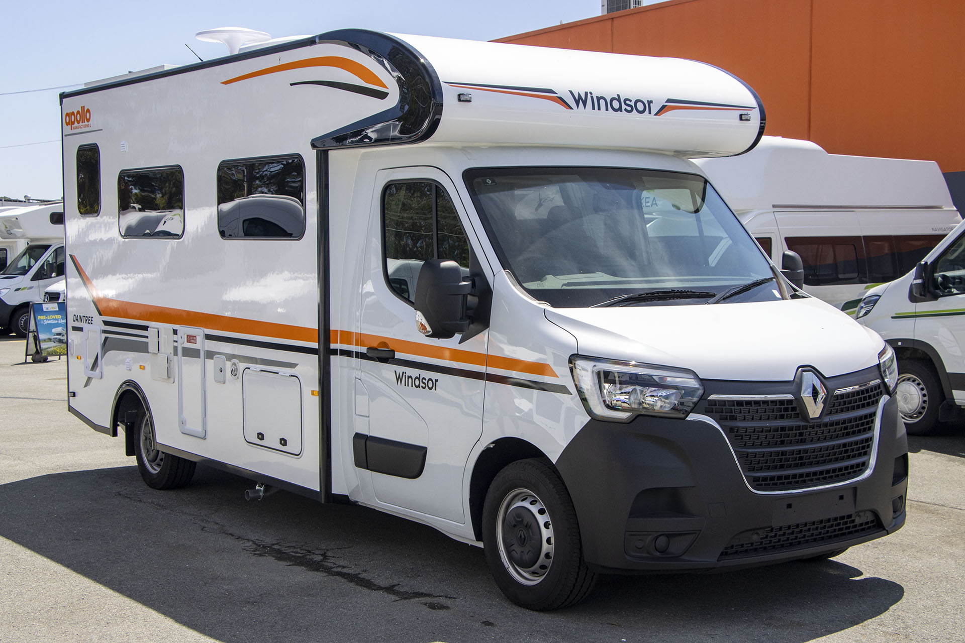 Carousel Popup Main - 2024 Windsor Daintree Renault 2 Berth