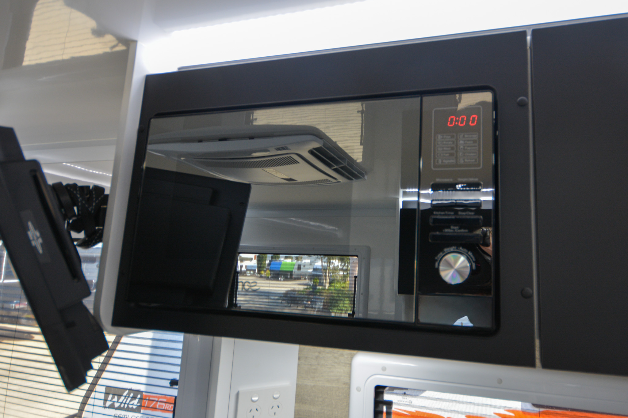 Carousel Popup Thumnails 24 - 2025 Windsor Genesis 176RD