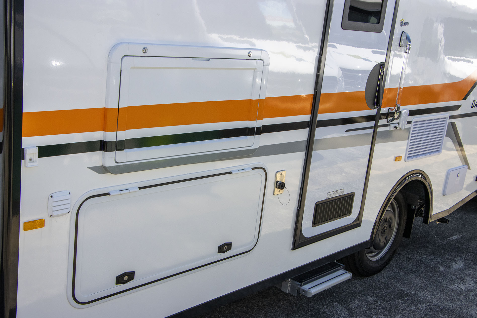 Carousel Popup Thumnails 21 - 2024 Windsor Daintree Renault 2 Berth