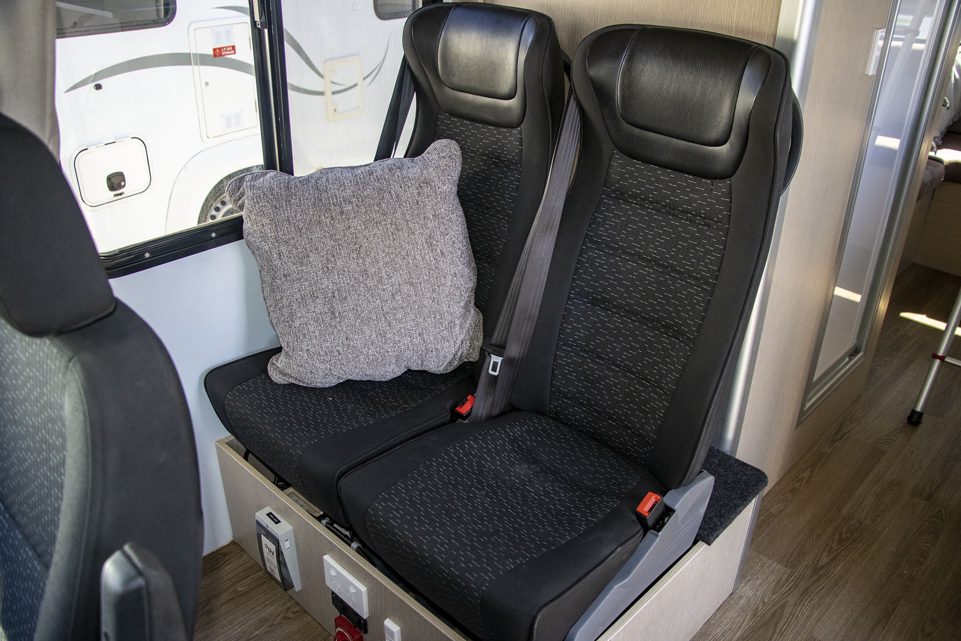Carousel Popup Thumnails 18 - 2021 Windsor Cascade M670 Mercedes 4 Berth