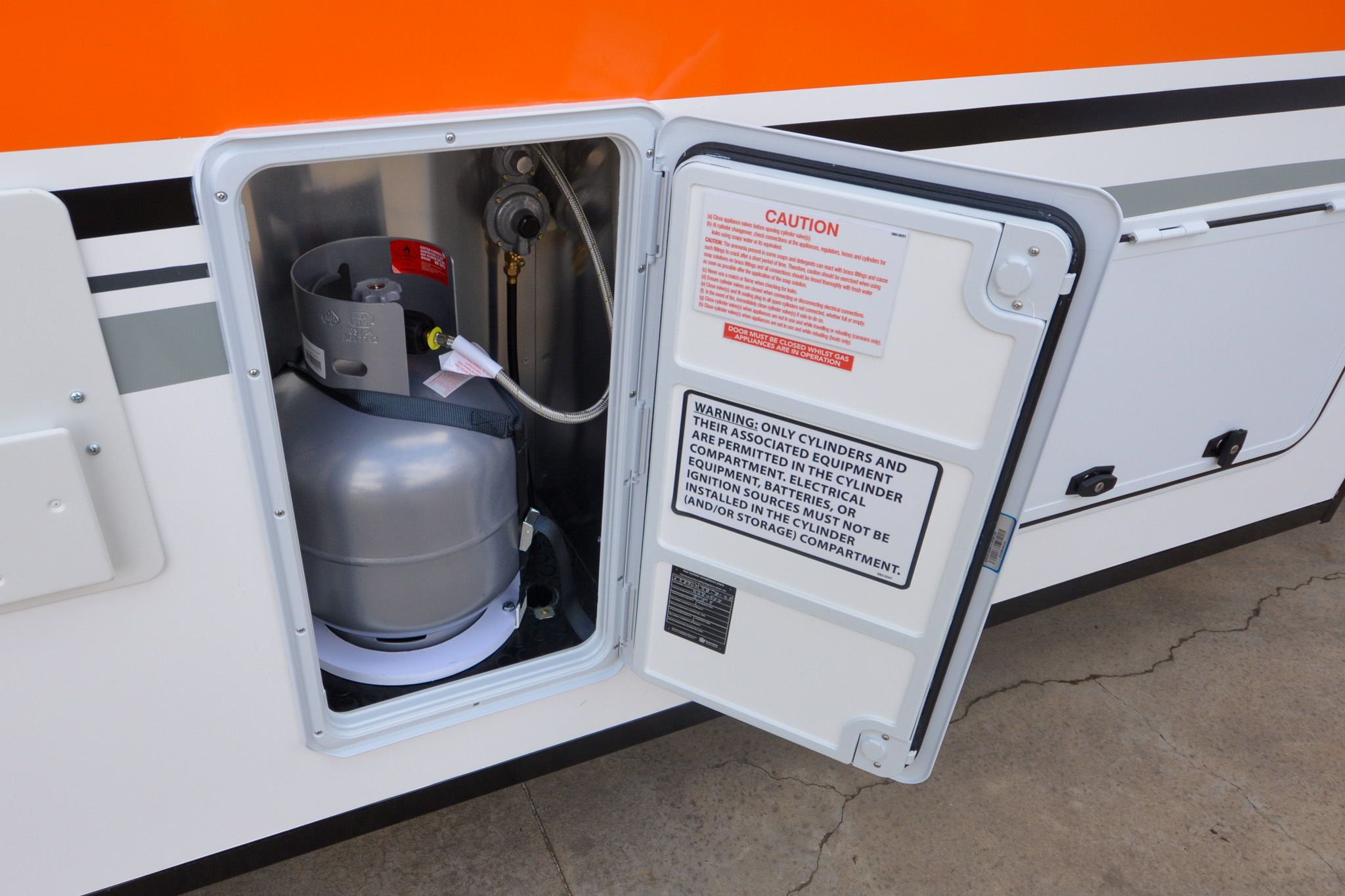 Carousel Popup Thumnails 10 - 2024 Windsor Daintree Renault 2 Berth