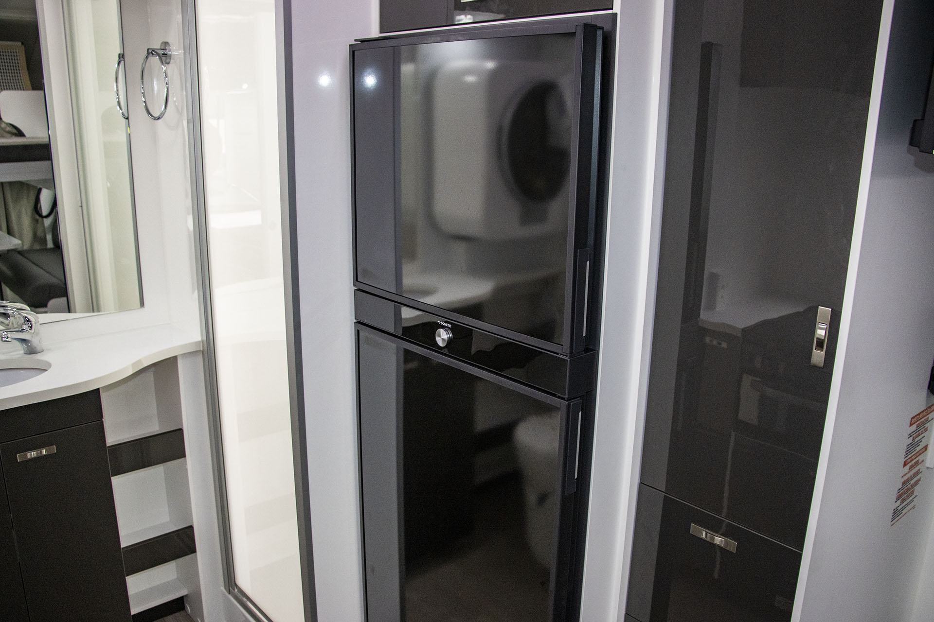 Carousel Popup Thumnails 17 - 2024 Windsor Daintree Renault 2 Berth