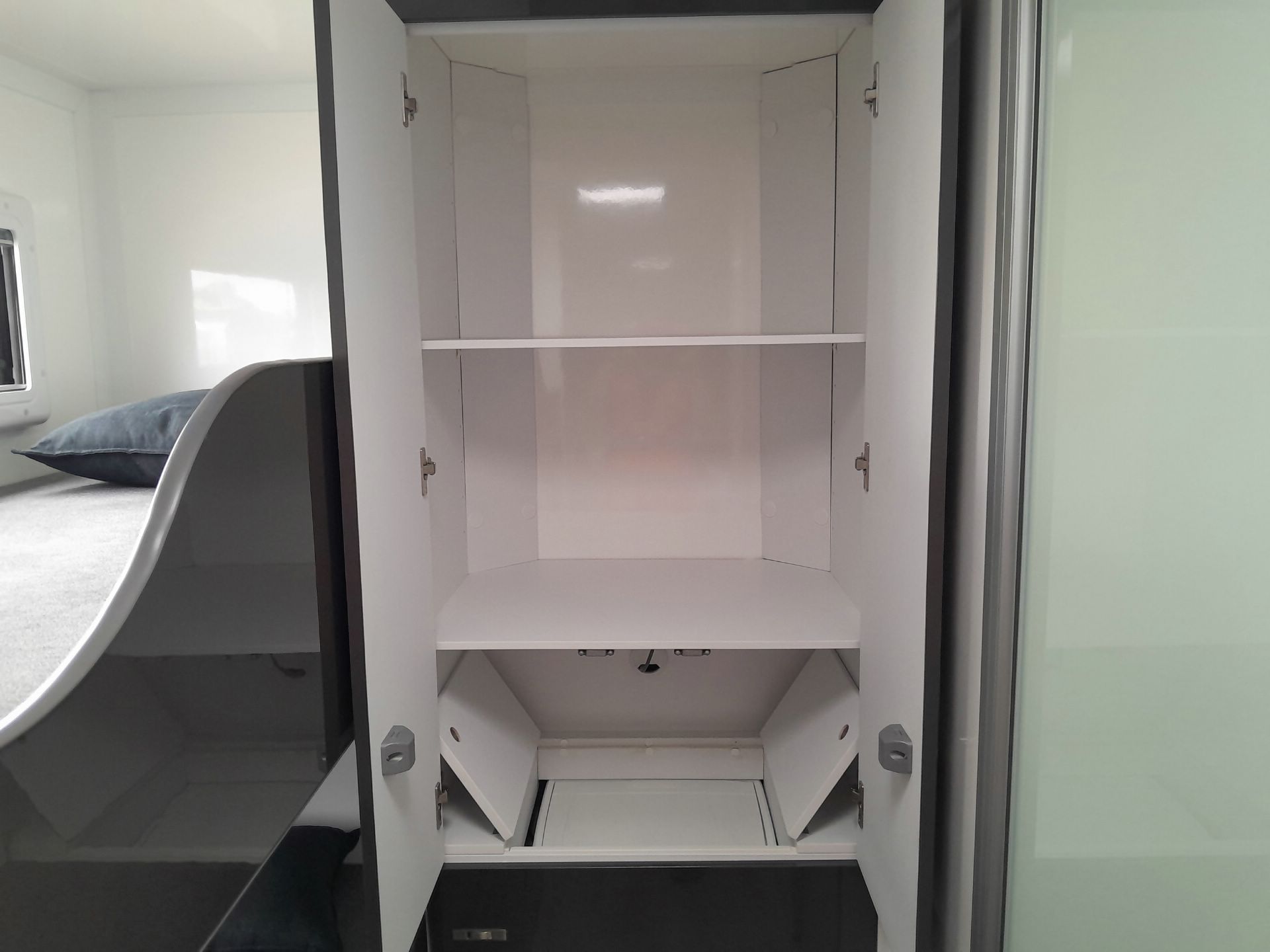 Carousel Popup Thumnails 13 - 2025 Windsor Genesis 220Md 22' 2 Bunk