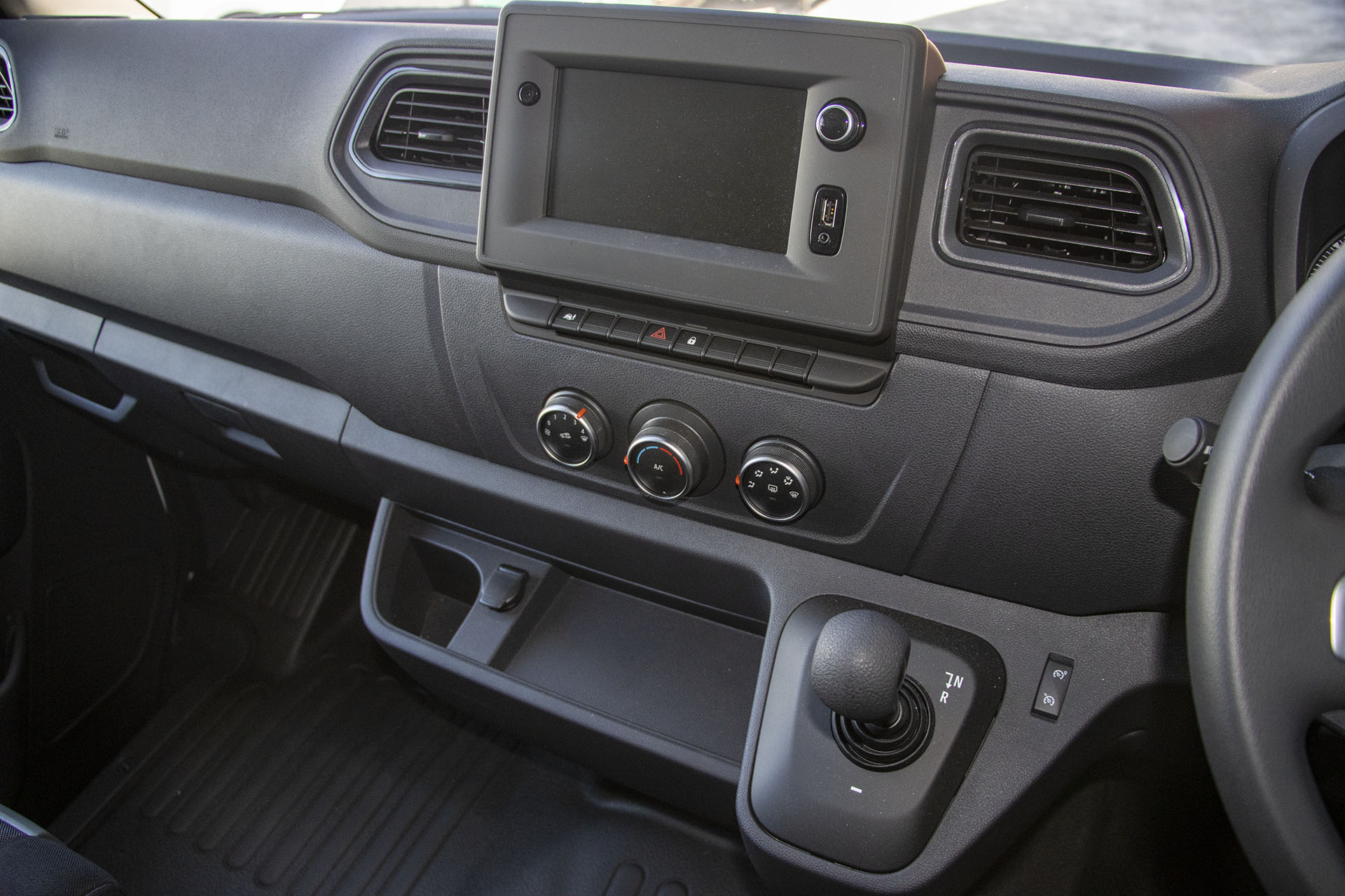 Carousel Popup Thumnails 6 - 2024 Windsor Daintree Renault 2 Berth