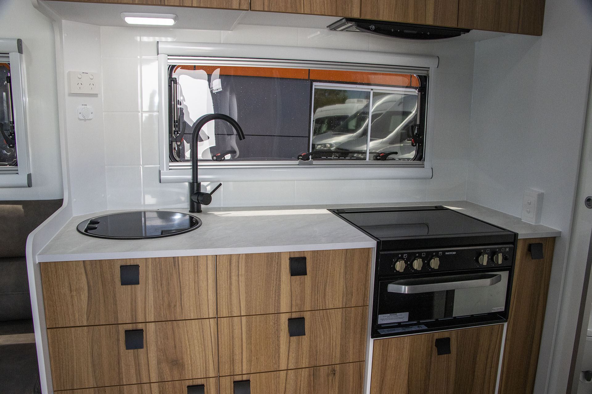 Carousel Popup Thumnails 16 - 2024 Windsor Daintree Renault 2 Berth