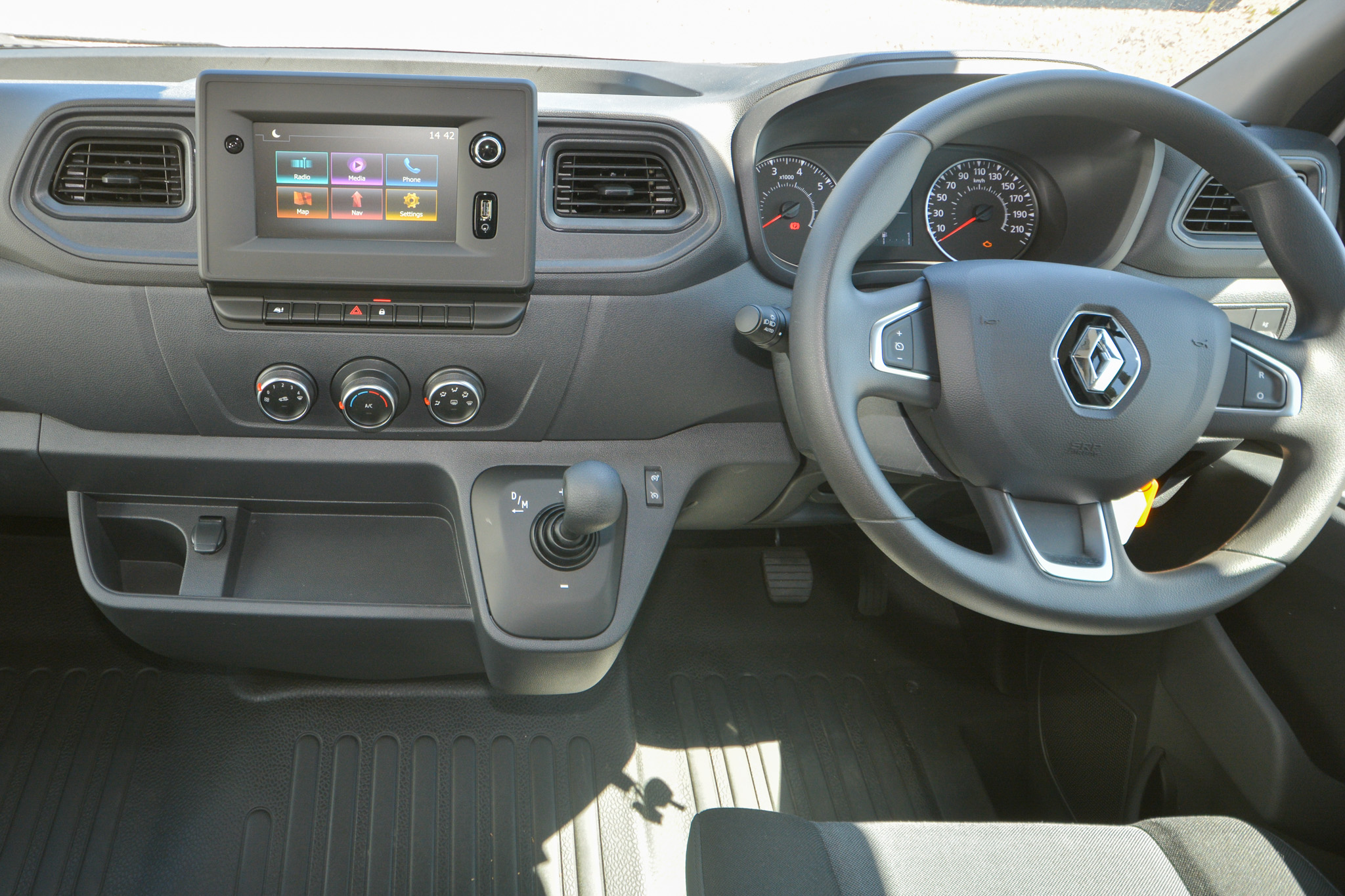 Carousel Popup Thumnails 19 - 2024 Windsor Daintree Renault 2 Berth