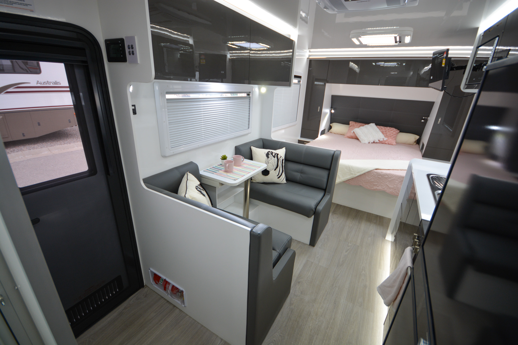 Carousel Popup Thumnails 12 - 2024 Windsor Genesis 196RD