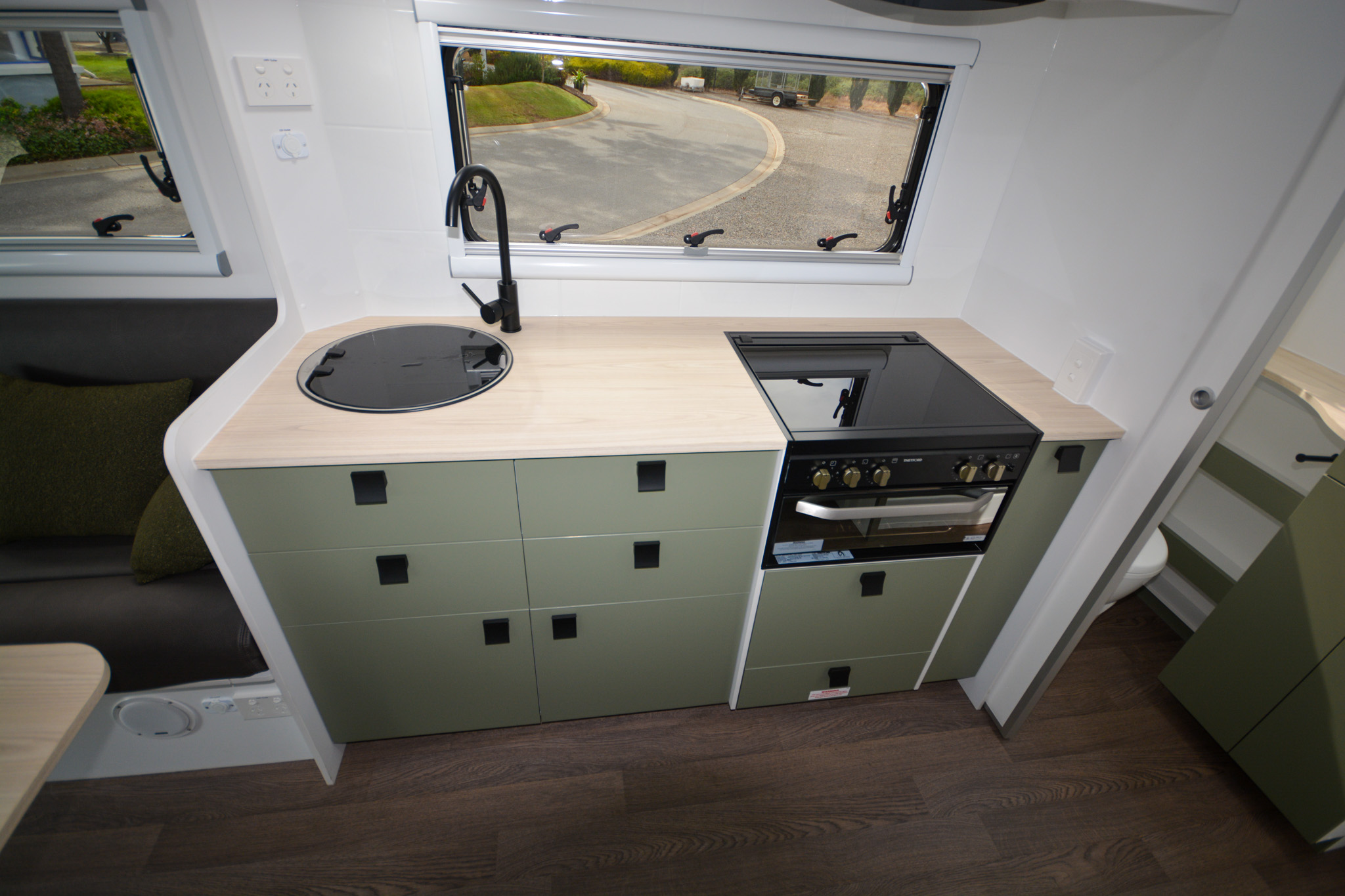 Carousel Popup Thumnails 32 - 2024 Windsor Daintree Renault 2 Berth