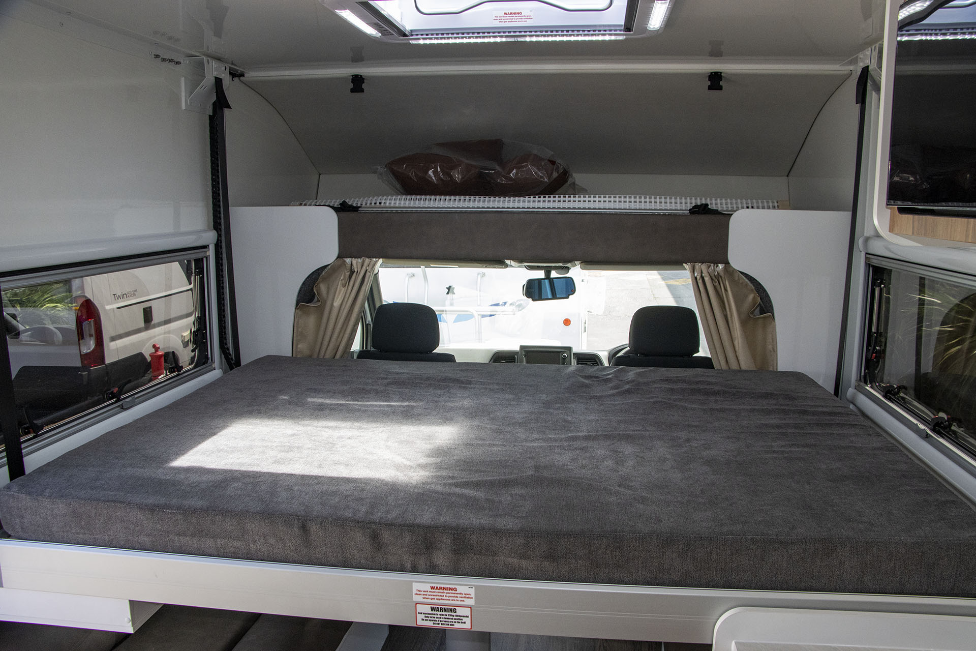 Carousel Popup Thumnails 13 - 2024 Windsor Daintree Renault 2 Berth