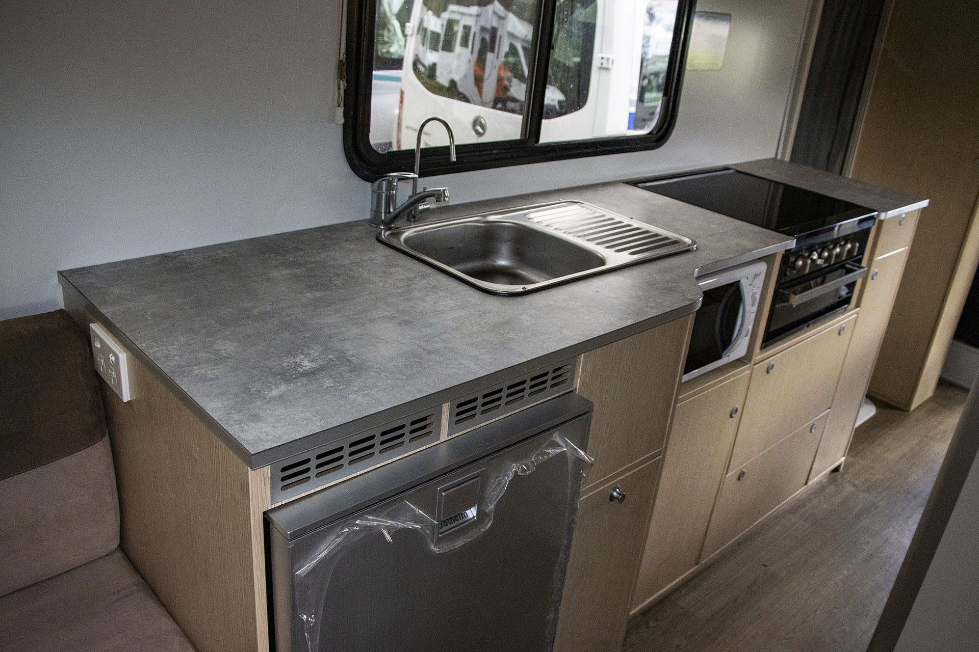 Carousel Popup Thumnails 27 - 2021 Windsor Platinum M725 Mercedes 6 Berth