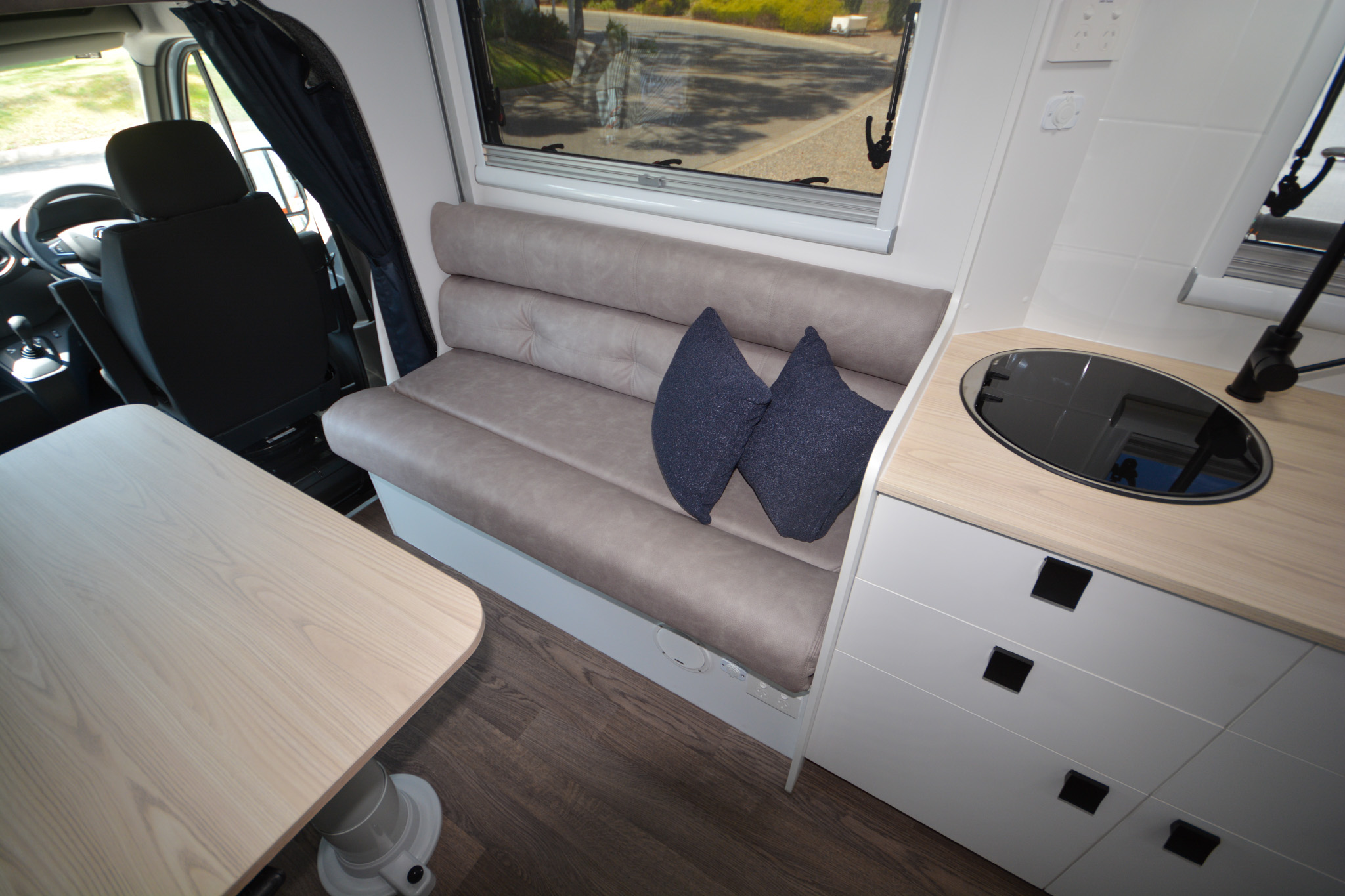 Carousel Popup Thumnails 20 - 2024 Windsor Daintree Renault 2 Berth