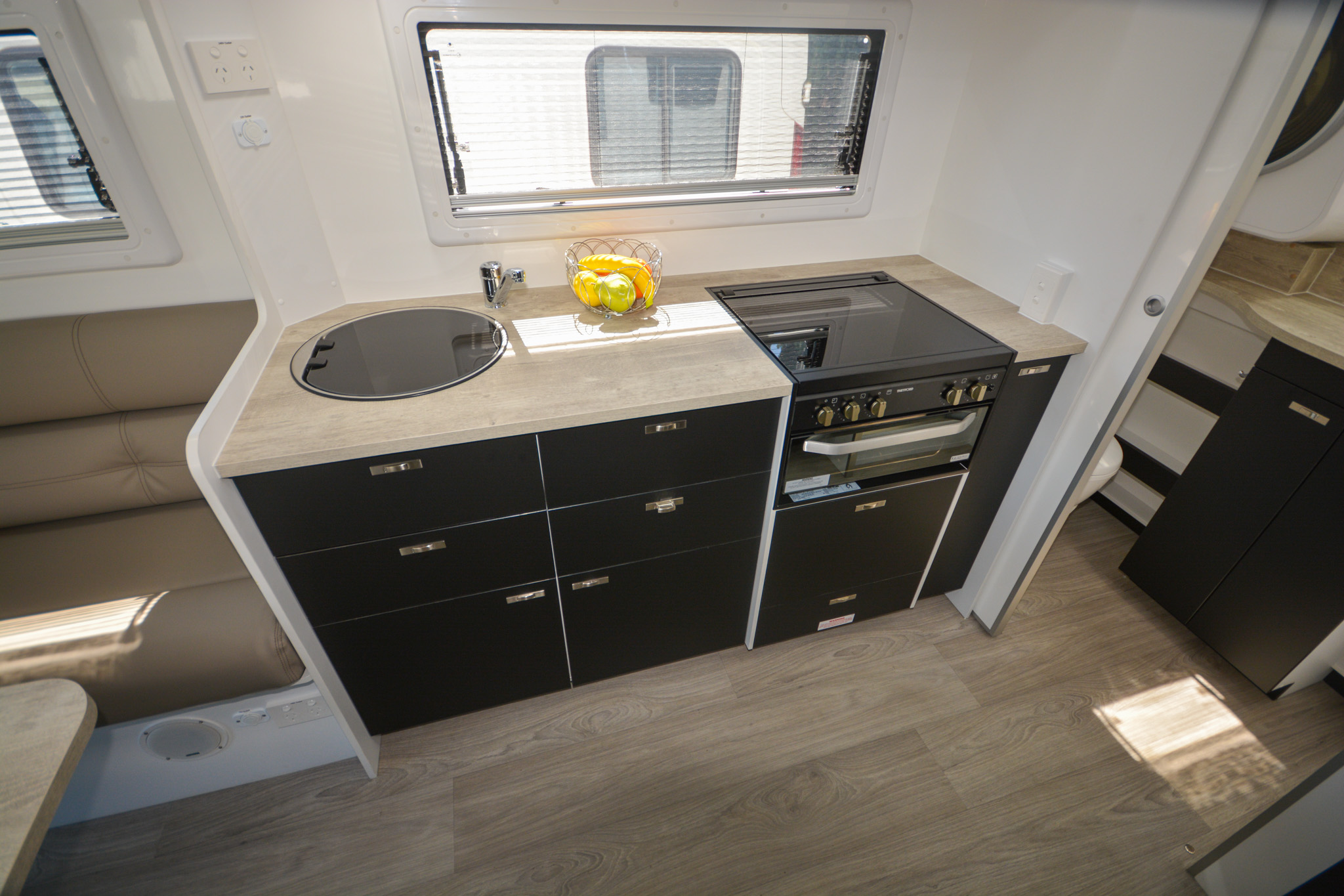 Carousel Popup Thumnails 35 - 2024 Windsor Daintree Renault 2 Berth