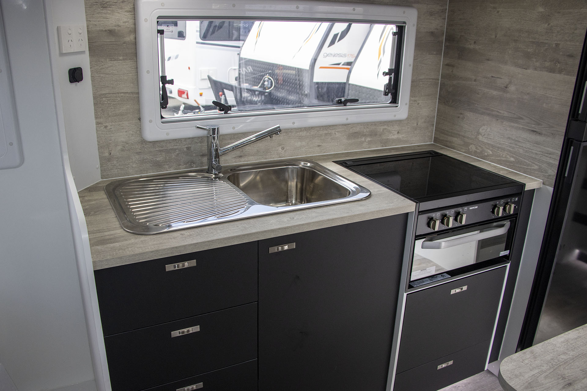 Carousel Popup Thumnails 9 - 2025 Windsor Genesis 176RD