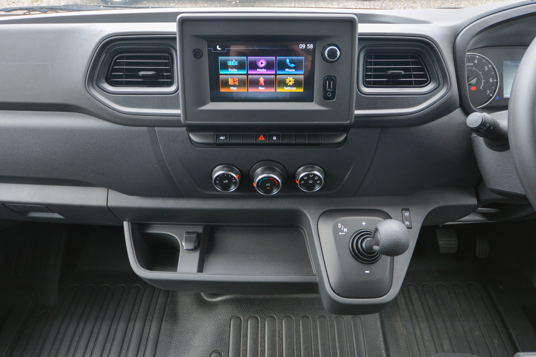 Carousel Popup Thumnails 18 - 2024 Windsor Daintree Renault 2 Berth