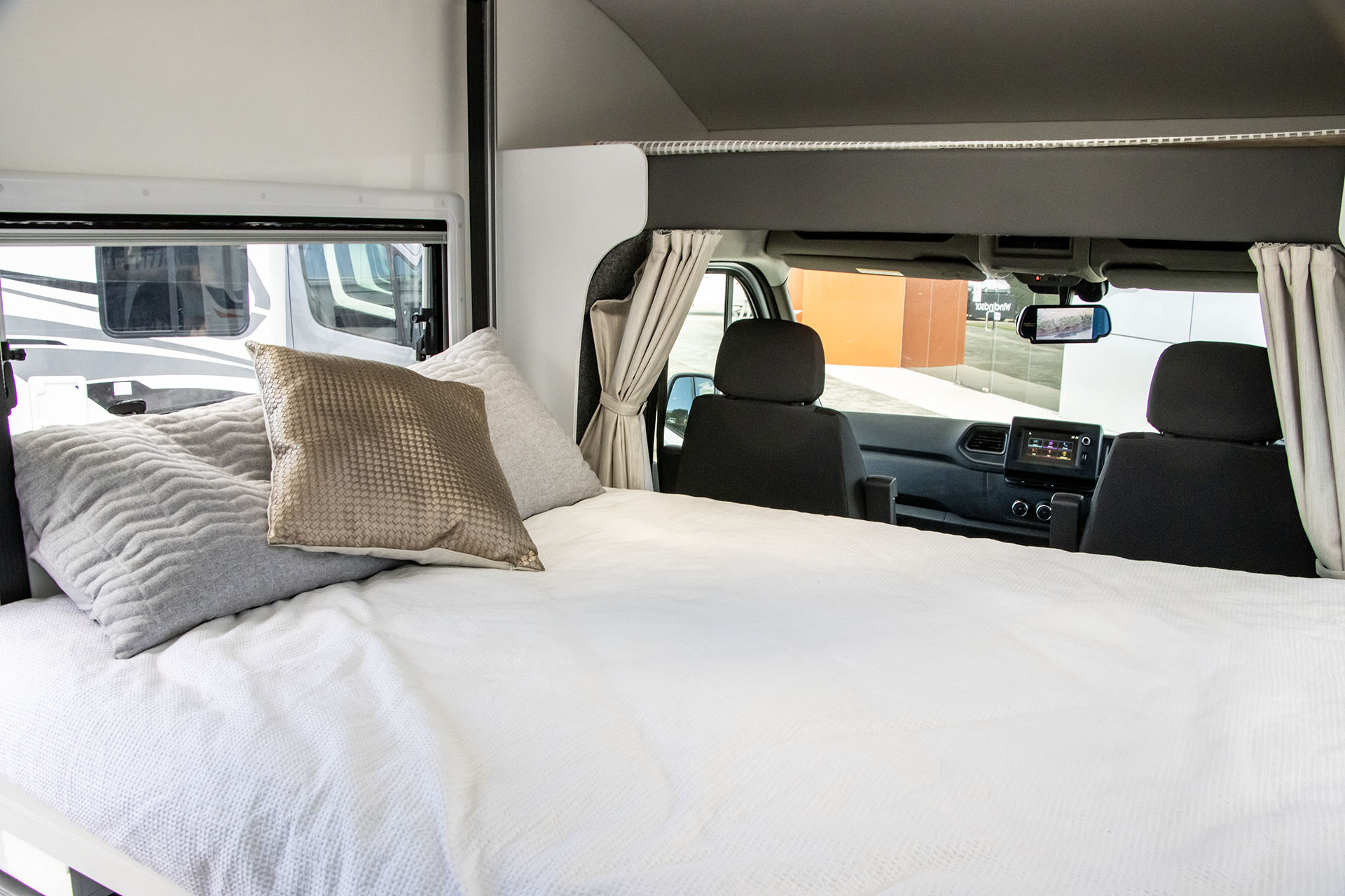 Carousel Popup Thumnails 35 - 2024 Windsor Daintree Renault 2 Berth